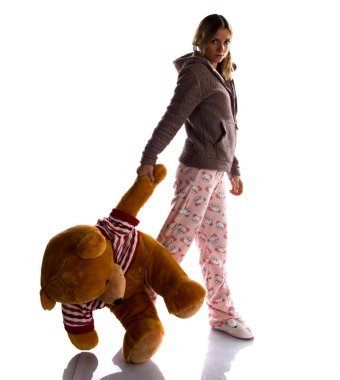 Güzel sarışın kız büyük doldurulmuş hayvan ile şirin pijama