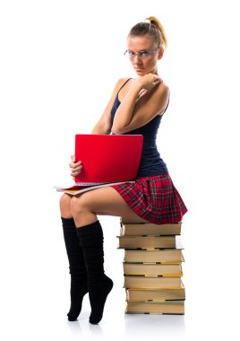 Pek çok kitap üzerinde oturan ve coll tutan güzel sarışın liseli kız
