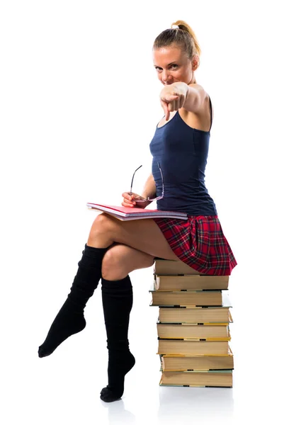 Bonita chica rubia de la escuela sentada en muchos libros y sosteniendo coll —  Fotos de Stock