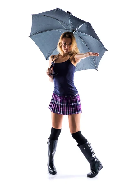 Menina loira bonita segurando um guarda-chuva — Fotografia de Stock