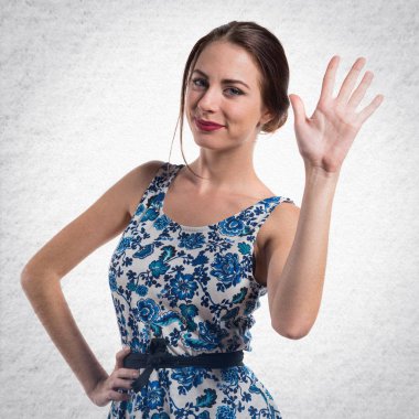 Pretty genç kız beş sayma