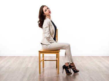 Tahta sandalyede oturan güzel esmer kız