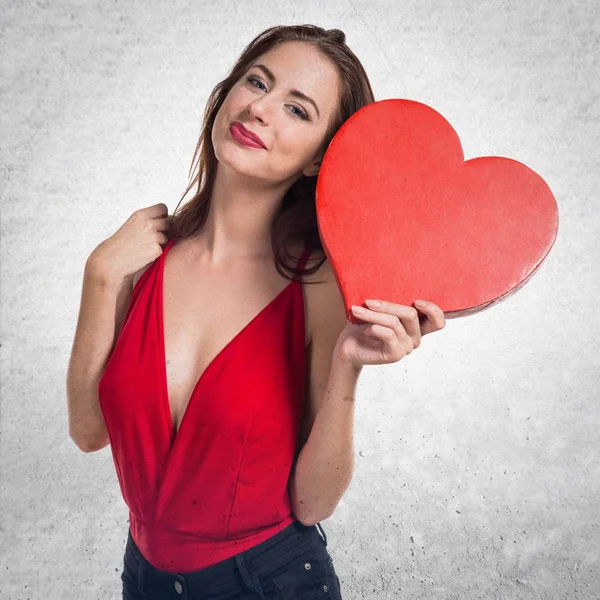 Menina bonita segurando um coração — Fotografia de Stock