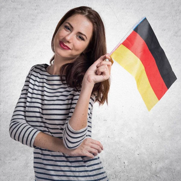 Bella ragazza che tiene una bandiera germania — Foto Stock