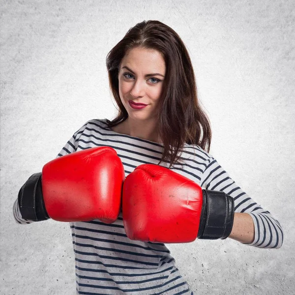 Chica bastante joven con guantes de boxeo — Foto de Stock