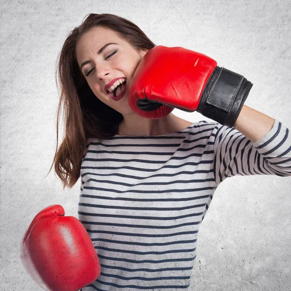 Mooie jonge meisje met bokshandschoenen — Stockfoto