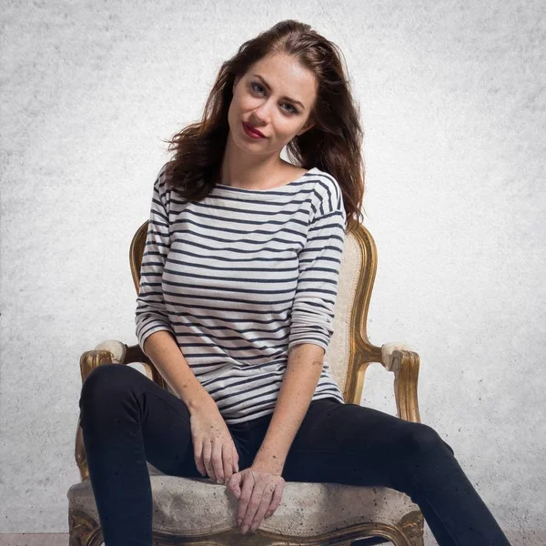 Mooi model vrouw poseren in de studio met een vintage fauteuil — Stockfoto