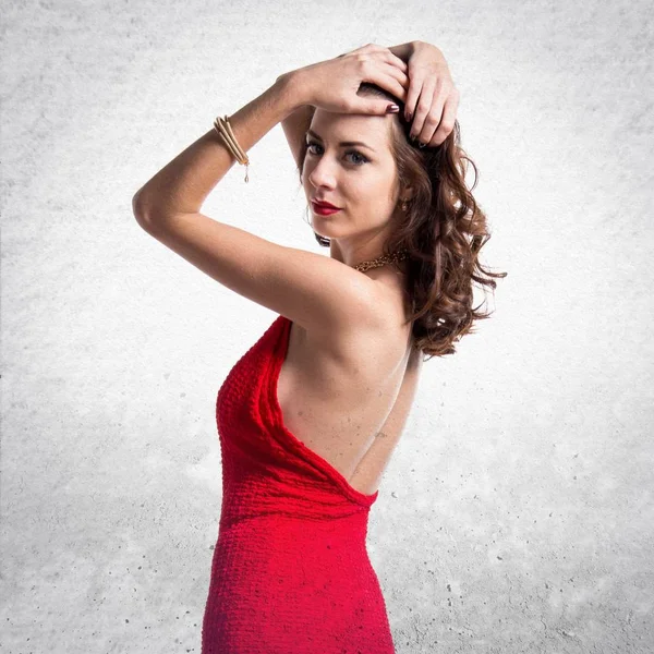 Giovane modella donna in posa con abito rosso sexy — Foto Stock