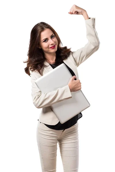 Счастливая молодая деловая женщина с ноутбуком — стоковое фото