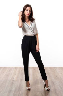 Güzel model kadın stüdyoda poz