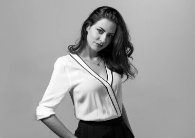 Güzel model kadın stüdyoda poz