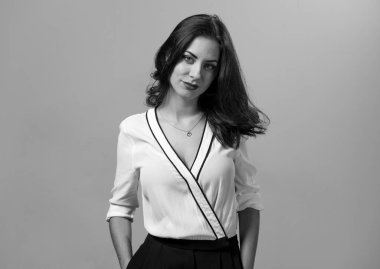 Güzel model kadın stüdyoda poz