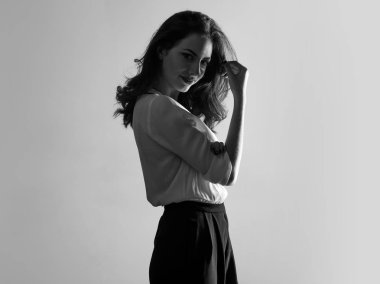 Güzel model kadın stüdyoda poz