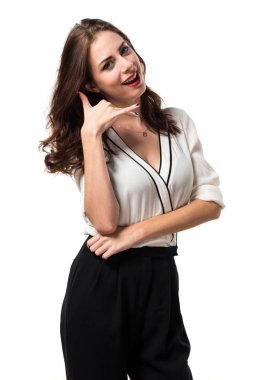 Güzel esmer kız telefon jest yapma