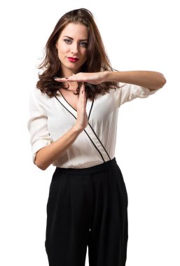 Zaman aşımı jest yapma güzel esmer kız