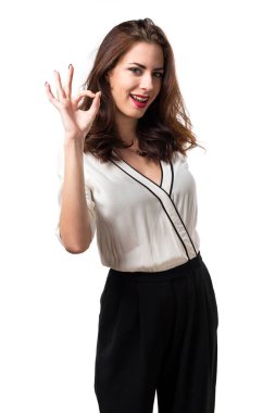 Güzel esmer kız ok işareti yapmak