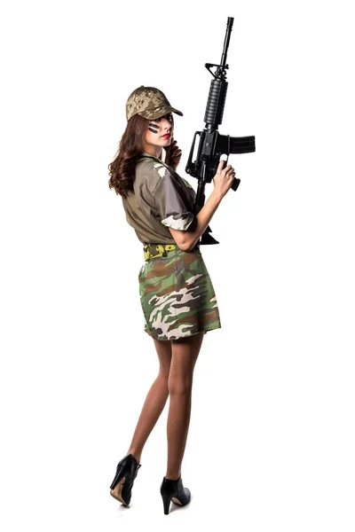Militar sosteniendo un rifle — Foto de Stock
