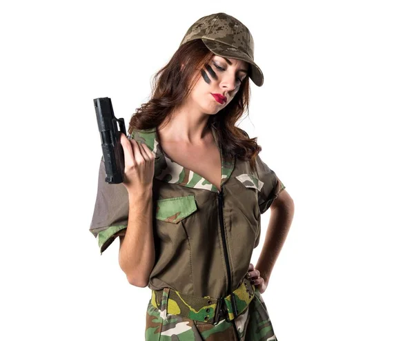 Chica militar sosteniendo una pistola —  Fotos de Stock