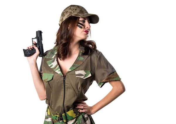Militära flicka håller en pistol — Stockfoto