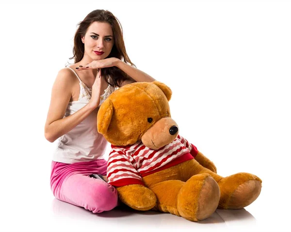 Chica con pijama haciendo tiempo fuera gesto y jugando con animales de peluche — Foto de Stock