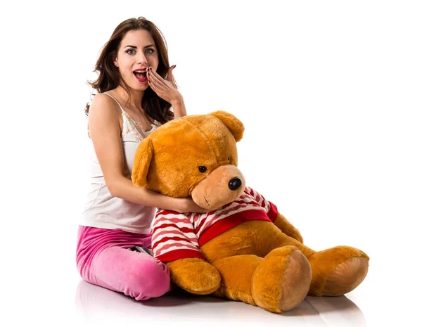 Chica sorprendida con pijama y jugando con peluche — Foto de Stock