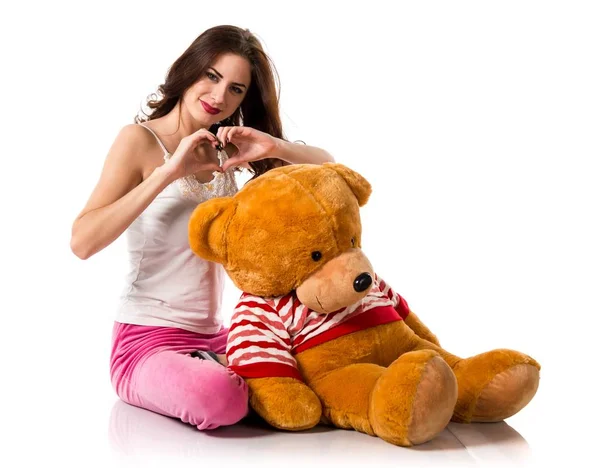 Szép barna lány pizsama, így a szív, a kezével — Stock Fotó