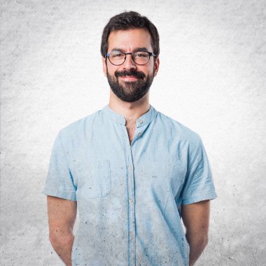 Esmer yakışıklı izole arka plan üzerinde