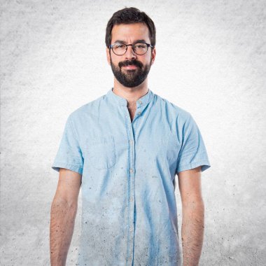 Esmer yakışıklı izole arka plan üzerinde