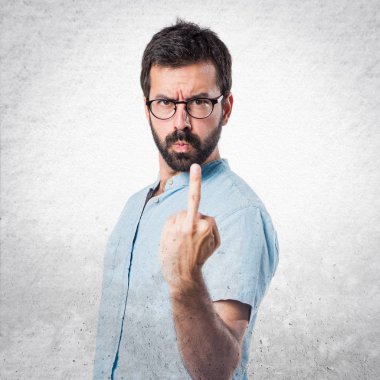 Yakışıklı adam boynuz jest yapma