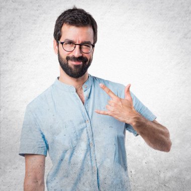 Yakışıklı adam boynuz jest yapma