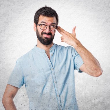 Yakışıklı adam intihar jest yapma