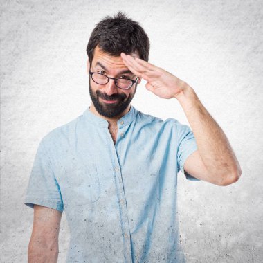 Esmer yakışıklı izole arka plan üzerinde