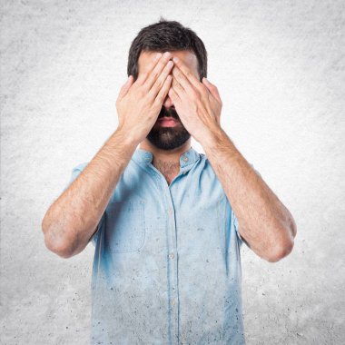 Yakışıklı adam gözlerini kapsayan