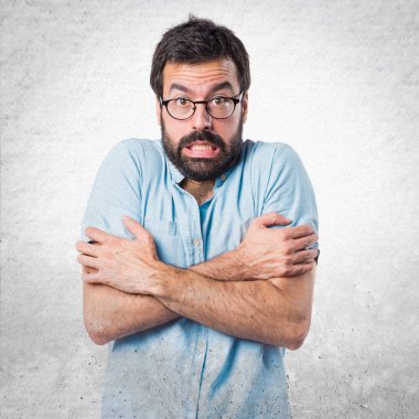 Esmer yakışıklı izole arka plan üzerinde