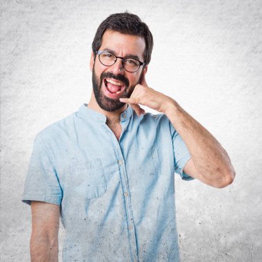 Yakışıklı adam telefon jest yapma