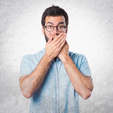 yakışıklı adam ağzını kapsayan