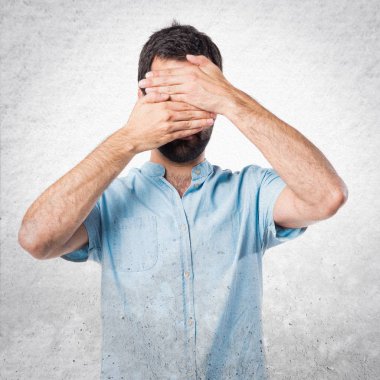 Yakışıklı adam yüzünü kapsayan