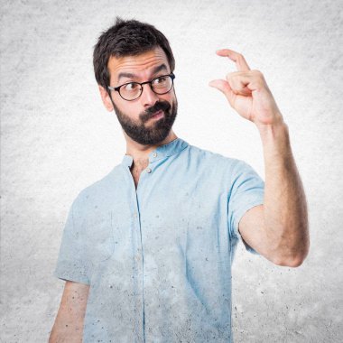 Küçük işareti yapan yakışıklı erkek