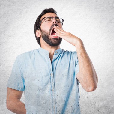 Esmer yakışıklı izole arka plan üzerinde