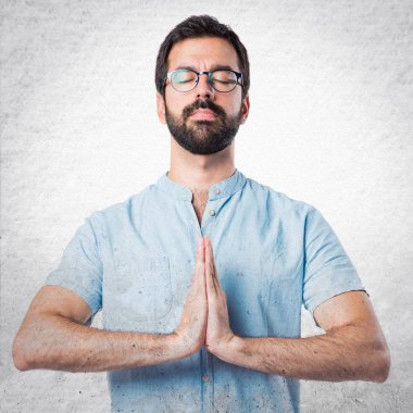 Zen pozisyonundaki yakışıklı adam