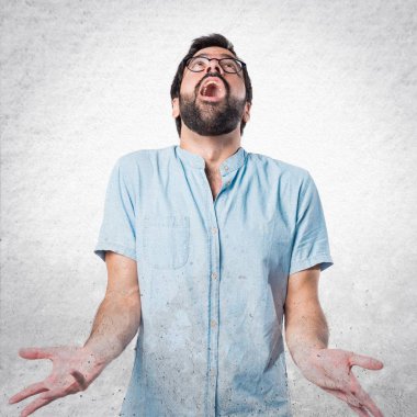 Esmer yakışıklı izole arka plan üzerinde