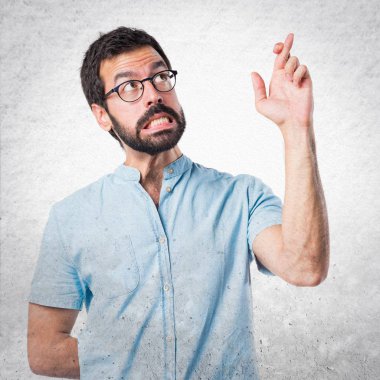 Esmer yakışıklı izole arka plan üzerinde