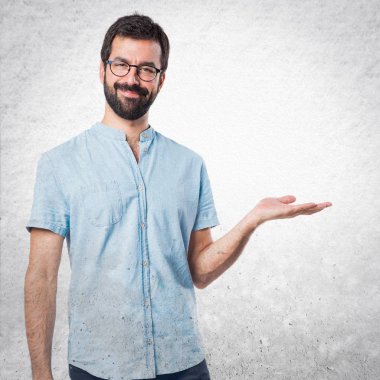 Yakışıklı adam bir şey tutan