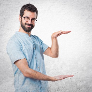 Yakışıklı adam bir şey tutan