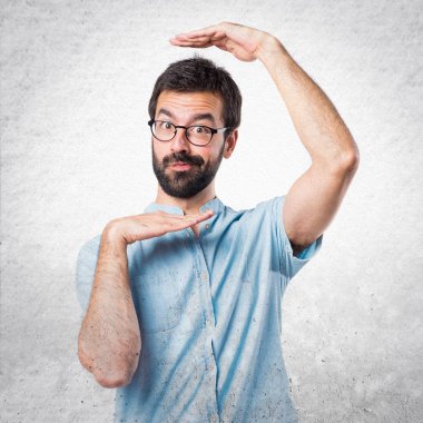 Yakışıklı adam yüzünü odaklanarak