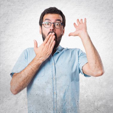 Sürpriz bir jest yapan yakışıklı erkek