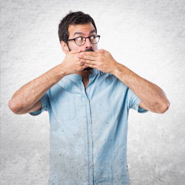 Sürpriz bir jest yapan yakışıklı erkek