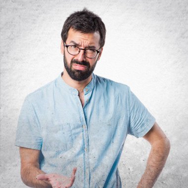 Esmer yakışıklı izole arka plan üzerinde