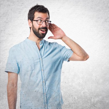 Yakışıklı adam bir şey dinleme