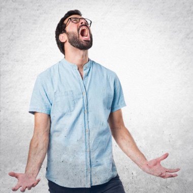 Bağıran kızgın yakışıklı adam